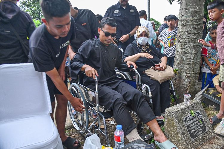 Tangis Dedi Kusnandar di Kursi Roda Melepas Dokter Tim Persib Dimakamkan