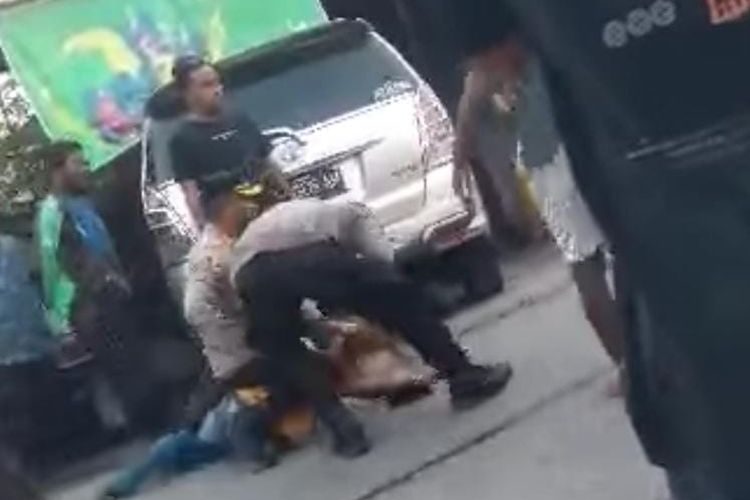 Kepala Kepolisian Resor Kupang Kota Komisaris Besar Rishian Krisna, turun langsung bersama anggotanya mengamankan sejumlah pemuda mabuk minuman keras yang membuat onar dan mengganggu arus lalu lintas.