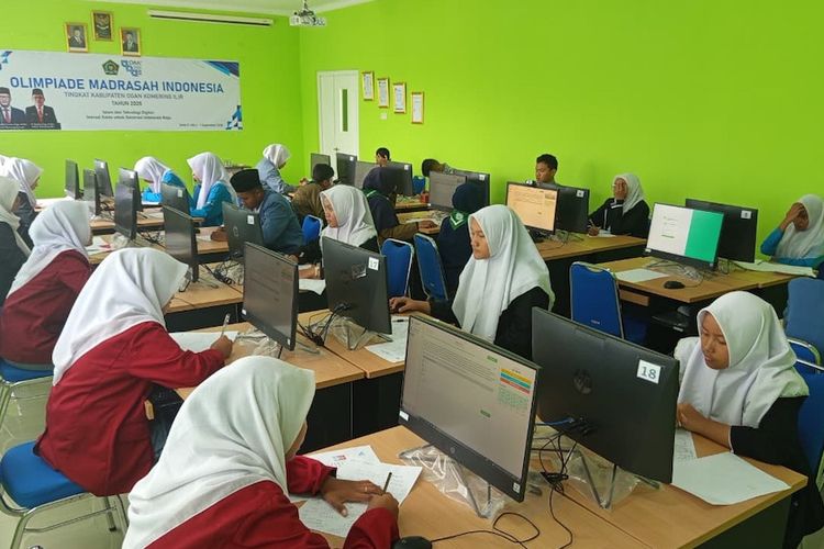 Siwa tingkat MA/SMA mengikuti CBT OMI Bidang Sains tilok di MAN IC OKI Sumatera Selatan.
