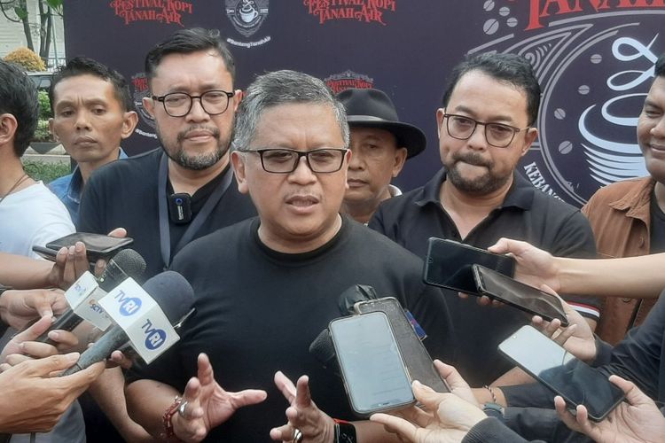 Sekretaris Jenderal PDI Perjuangan Hasto Kristiyanto memberi keterangan kepada pers di Gelora Bung Karno, Jakarta, Sabtu (28/5/2022).