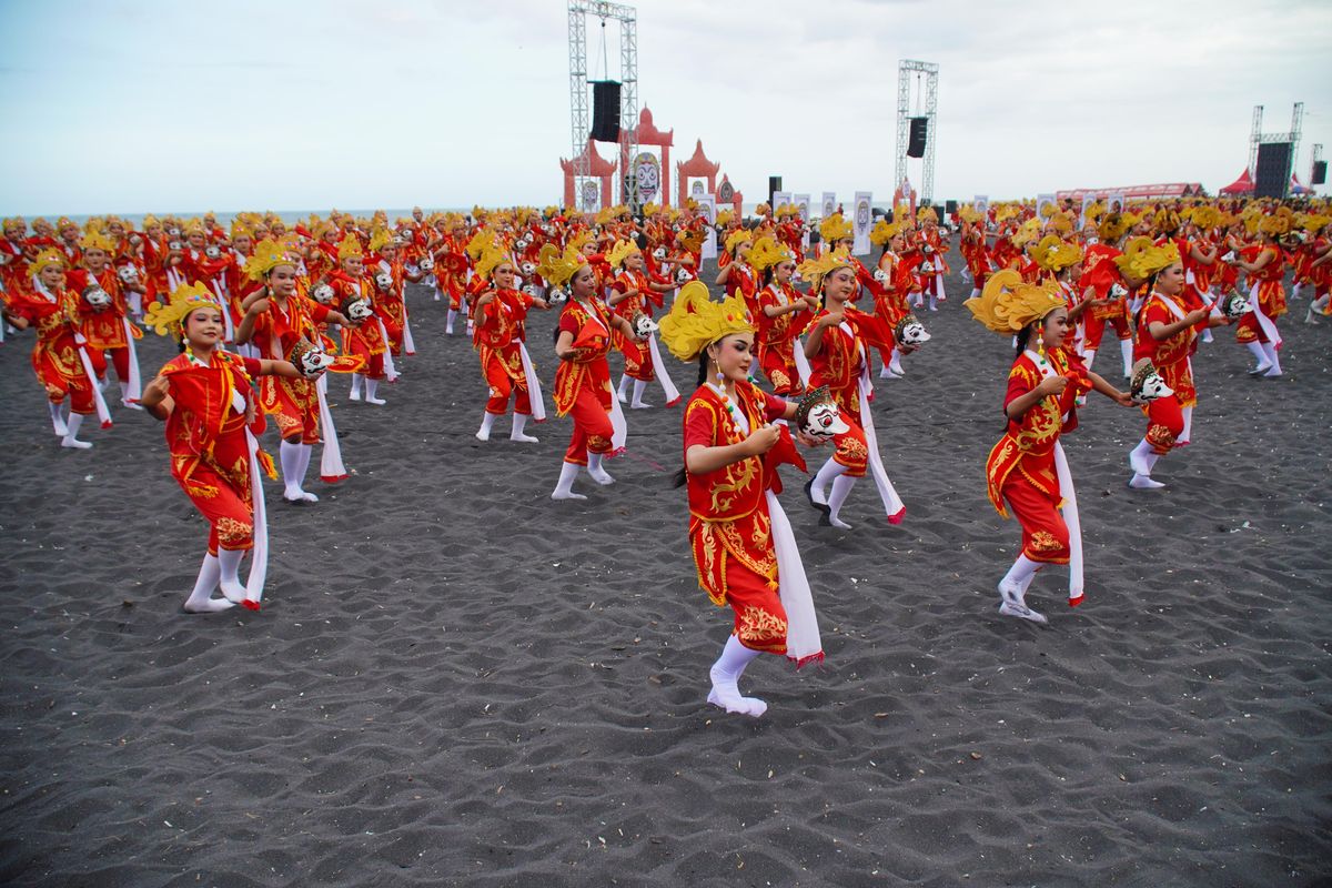 Festival segoro topeng kaliwungu di Pantai Watu Pecak Lumajang, Minggu (29/6/2025)