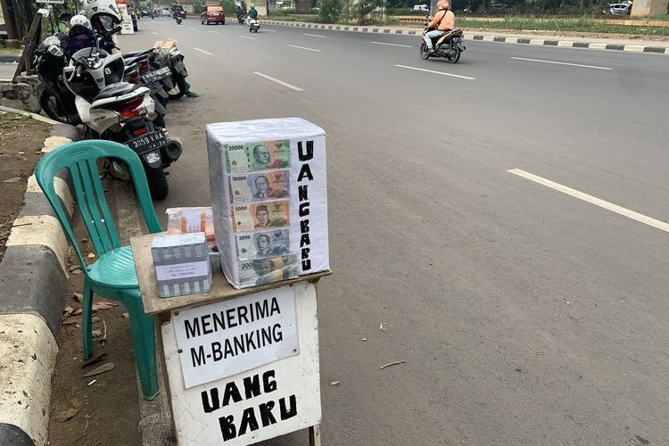 Menjelang Hari Raya Idul Fitri 1445 H, penyedia layanan jasa penukaran uang baru mulai bermunculan di Jalan KH Noer Ali, Kalimalang, Kota Bekasi, Rabu (3/4/2024).
