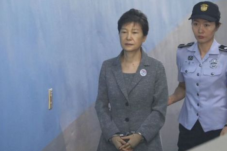 Park Geun Hye, presiden perempuan pertama Korea Selatan, diturunkan dan dipenjara pada 2016 karena keterlibatannya dalam skandal korupsi. [VIA BBC INDONESIA]