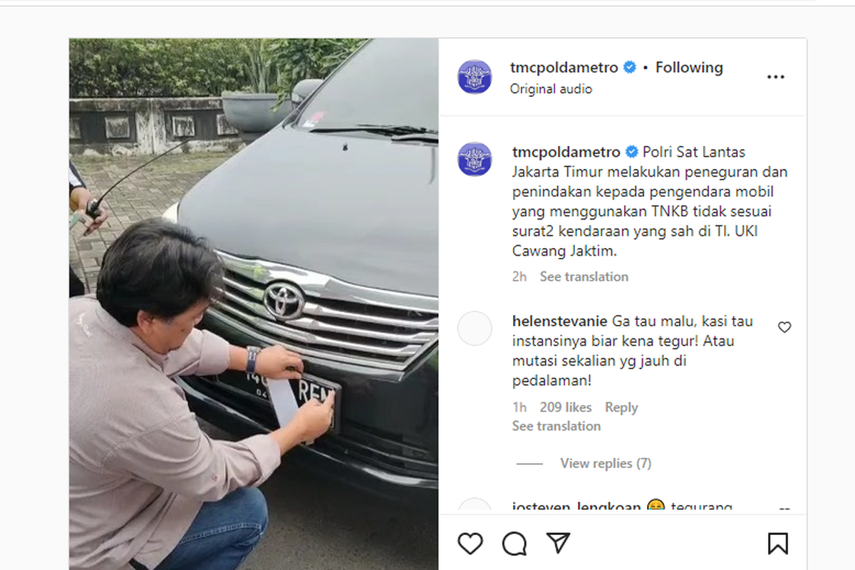 Mobil dengan pelat nomor merah memalsukan pelat nomor