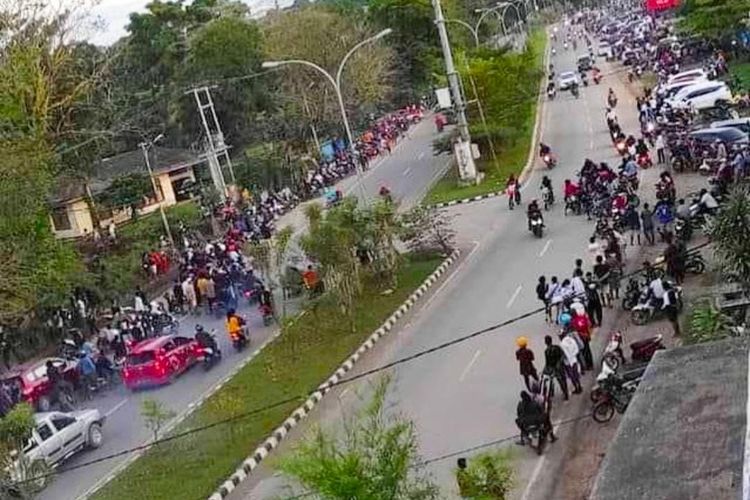 Foto vital balapan liar dan kerumunan warga di Kota Sorong
