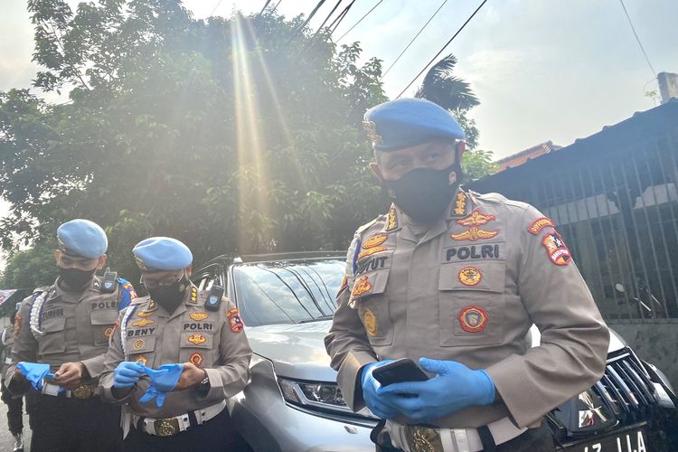 Anggota Propam Polri tiba di kediaman mantan Kepala Divisi Profesi dan Pengamanan (Kadiv Propam) Polri Irjen Ferdy Sambo di Jalan Saguling, Duren Tiga, Pancoran, Jakarta Selatan, Selasa (9/8/2022).