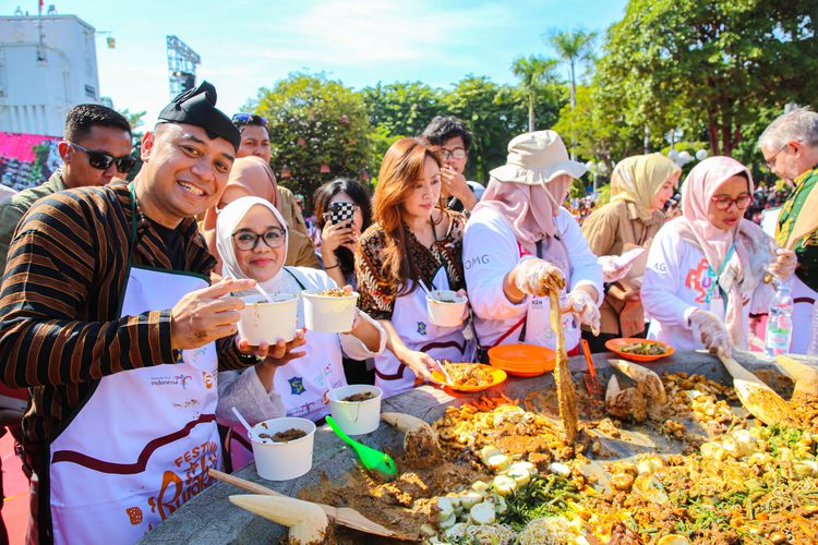 Wali Kota Eri saat mencicipi kuliner yang dihadirkan pada HJKS 2025.