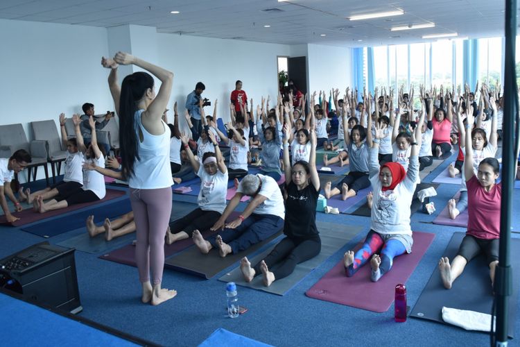 Founder Riana Yoga Institute, Riana A. Singgih pada salah satu kelas di acara Kelas Yoga untuk Kemanusiaan yang dilangsungkan di PSW Tower, Cilandak, Jakarta Selatan, 15 dan 16 Desember 2018.