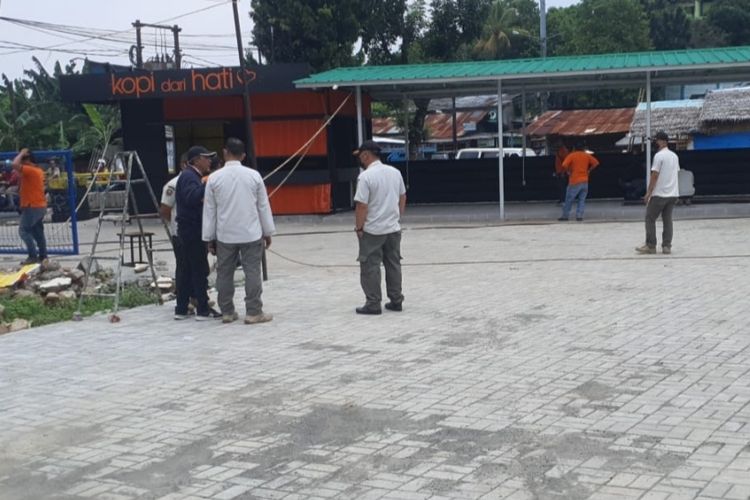 Satuan Polisi Pamong Praja (Satpol PP) Jakarta Selatan menertibkan kedai kopi yang berada di tempat sarana olahraga di Jalan AMD Manunggal V, Petukangan Utara, Pesanggrahan, Jakarta Selatan, Rabu (16/3/2022) siang.