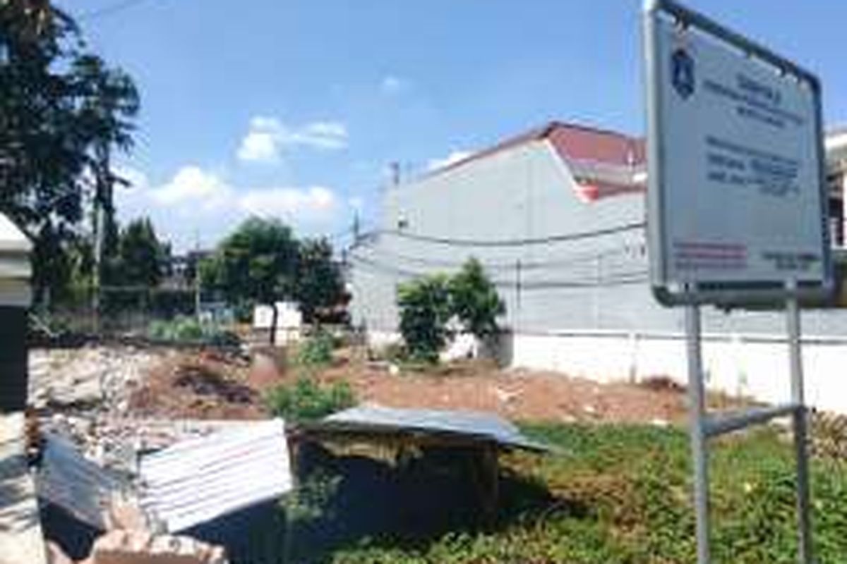 Lahan diduga kasus penjarahan tanah di Kelurahan Cempaka Putih Barat, di Kecamatan Cempaka Putih, Jakarta Pusat. Tanah tersebut diduga dijarah oleh mantan Wali Kota, kemudian dijual pihak keluarga Senin (4/4/2016).