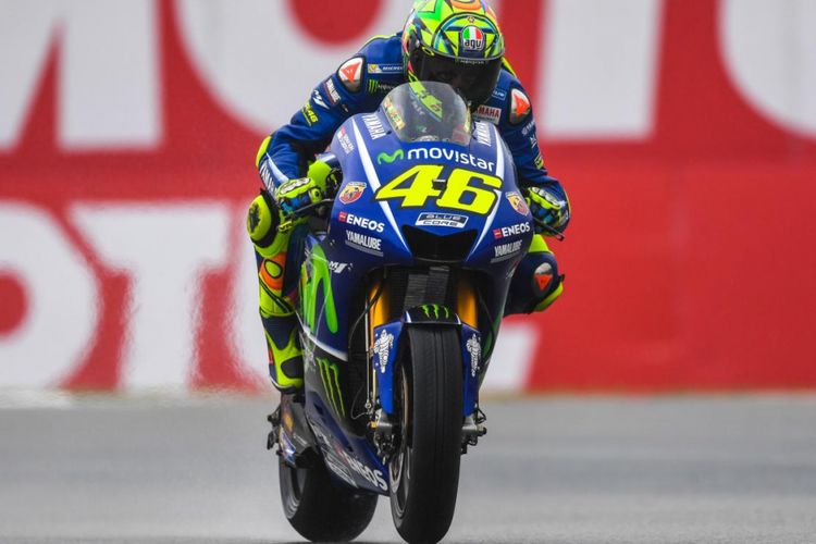 Pebalap Movistar Yamaha MotoGP asal Italia, Valentino Rossi, memacu motornya pada hari pertama GP Belanda di Sirkuit Assen, Jumat (23/6/2017).