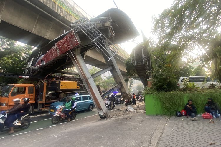 Penampakan JPO Tendean Jaksel Usai Ditabrak Truk, Badan Jembatan Terpisah dari Tangga