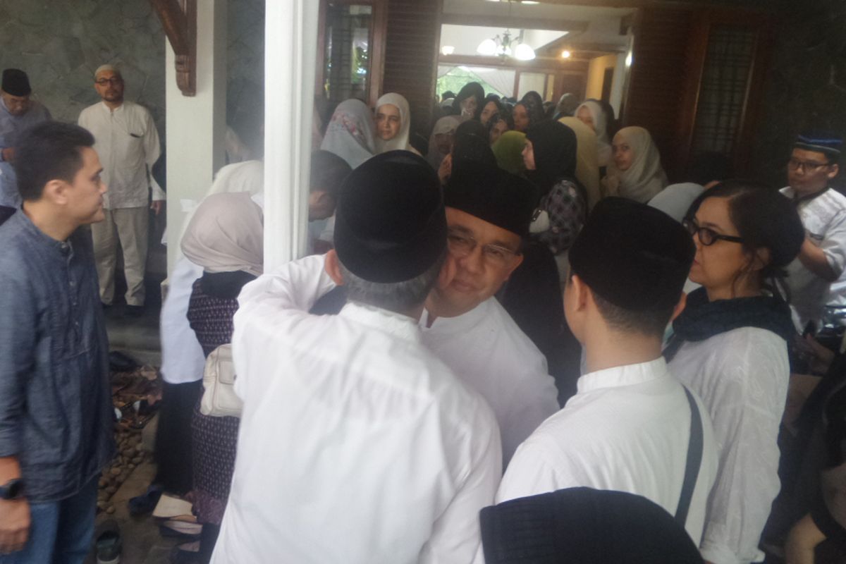 Anies Baswedan bersama keluarga mengantar jenazah Ridwan Rasyid Baswedan untuk dishalatkan di Masjid Al-Azhar, Jakarta Selatan, Sabtu (27/5/2017)