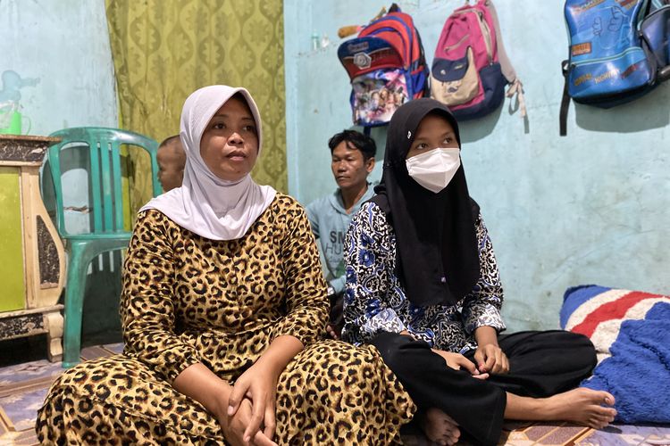 Orang tua ANS saat menjelaskan kronologi video viral anaknya yang murung karena tunggakan Rp 4,9 juta ke sekolah di rumah mereka di Kecamatan Kandanghaur, Kabupaten Indramayu, Jawa Barat, Kamis (18/9/2025)