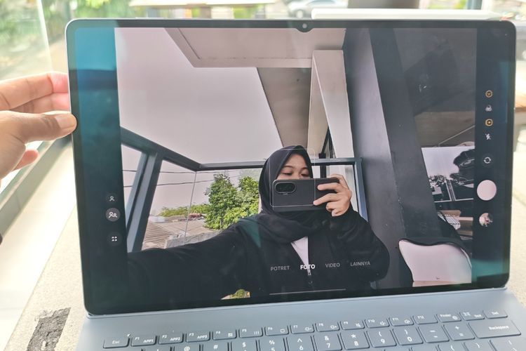 Kamera depan Samsung Galaxy Tab S11 Ultra mendukung pengambilan gambar dalam mode ultrawide. Dengan mode ini, kami bisa  melakukan swafoto dengan bidang pandang yang lebih luas.