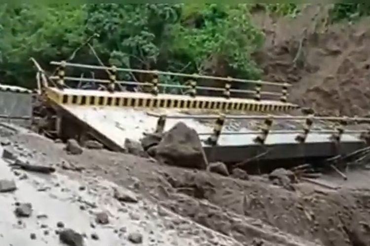 Foto: Jembatan Ojo Ubi Kecil di Desa Nitung Lea, Kecamatan Palue, Kabupaten Sikka yang ambruk diterjang banjir.