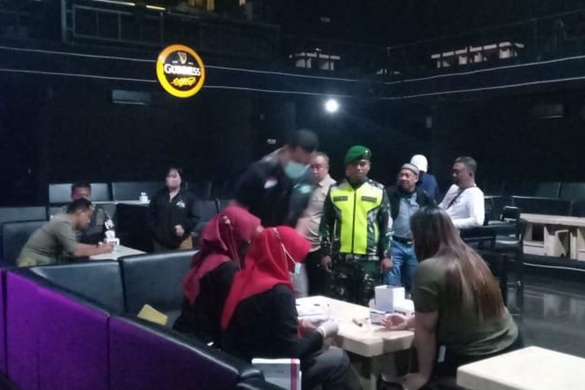 Petugas gabungan Kabupaten Ponorogo, melakukan skrining awal HIV di tempat hiburan malam (THM) Sabtu (10/5) malam untuk mengantisipasi penyebaran HIV pasca sejumlah pekerja warung kopi di lokasi prostitusi terselubung terdeteksi terpapar HIV. Hingga saat ini tercatat ada 23 pekerja warung kopi pelaku prostitusi terselubung terpapar HIV.
