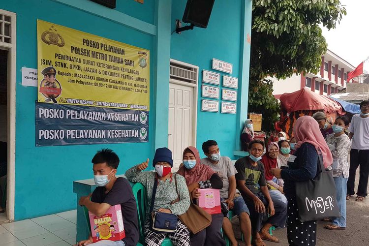 Antrian warga korban kebakaran Taman Sari Minggu (18/4/2021) yang hendak mengurus surat kehilangan dokumen di Pos RW 3, Kelurahan Keagungan, Jakarta Barat, Selasa (20/4/2021).