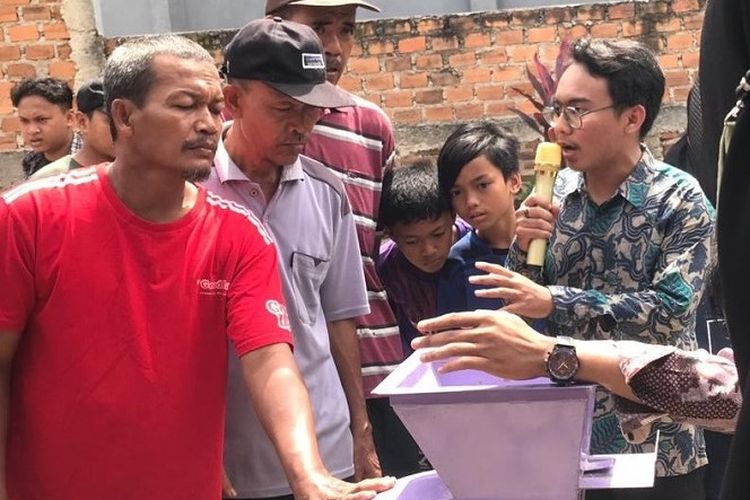 Tim dosen Institut Teknologi Sumatera (Itera) menunjukkan Rotary Biocomposter pada warga Way Huwi, Lampung Selatan, Provinsi Lampung.