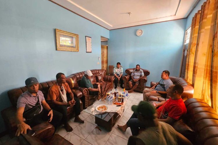 Plt Bupati Nduga, Yoas Beon, saat melakukan koordinasi dan komunikasi guna membahas tentang penanganan banjir dan longsor yang terjadi di Kabupaten Nduga, Papua Pegunungan, Sabtu (1/11/2025).