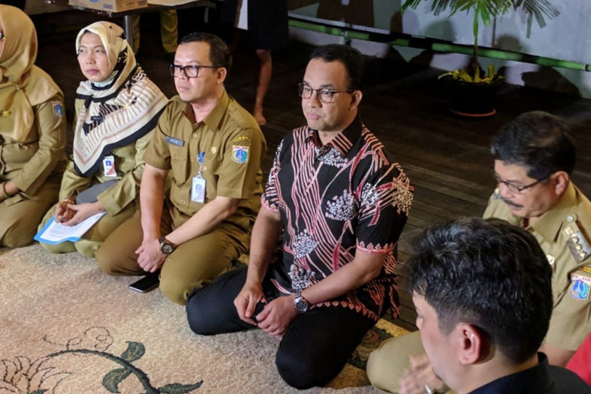 Gubernur DKI Jakarta Anies Baswedan Dengarkan Curhatan Warga Penghuni Rumah Susun Lavande Residance, Tebet, Jakarta Selatan, pada Senin malam (18/2/2019)