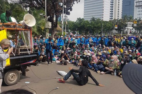 Massa BEM SI Gelar Aksi Teatrikal Sindir Matinya Demokrasi di Indonesia
