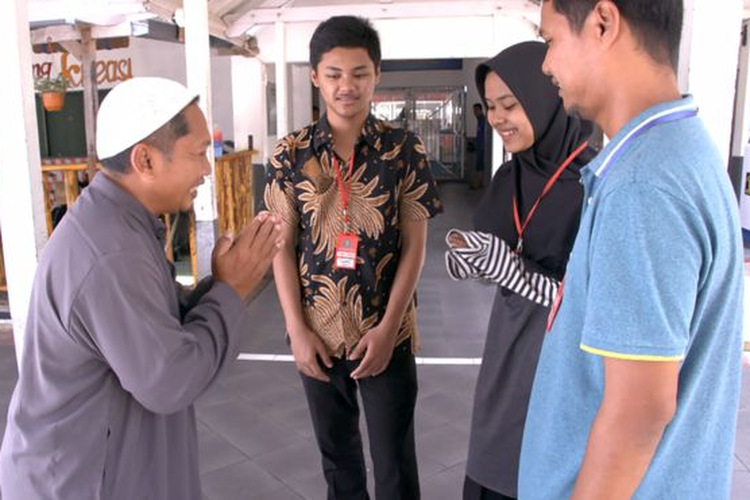 Hassan bertemu dengan Iwan dan keluarga di Nusakambangan.