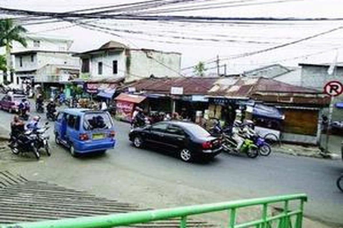 Suasana Pasar Cibubur, Kelurahan Cibubur, Jakarta Timur, Senin (7/12/2009). Kawasan tersebut merupakan pusat keramaian di Cibubur pada periode tahun 1970-an. 