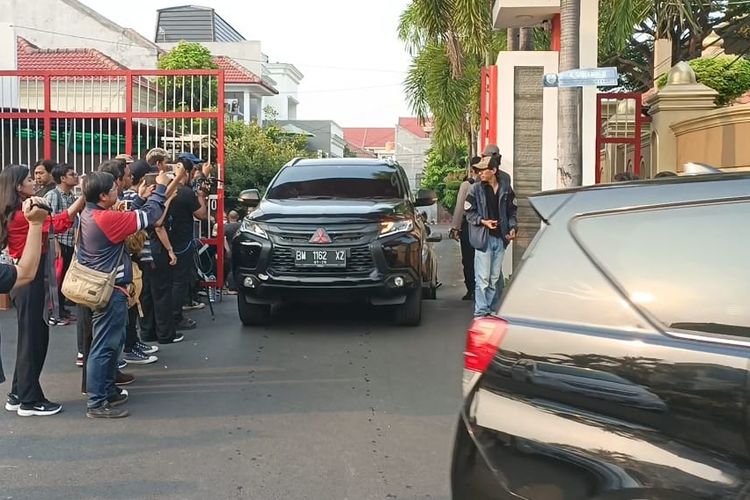 Rombongan dari Direktorat Kriminal Khusus Polda Metro Jaya ketika meninggalkan klaster rumah Ketua KPK Firli Bahuri di Vila Galaxy, Jaka Setia, Bekasi Selatan, Kamis (26/10/2023). Penyidik hanya membawa tangan hampa saat keluar dari kompleks perumahan Firli.