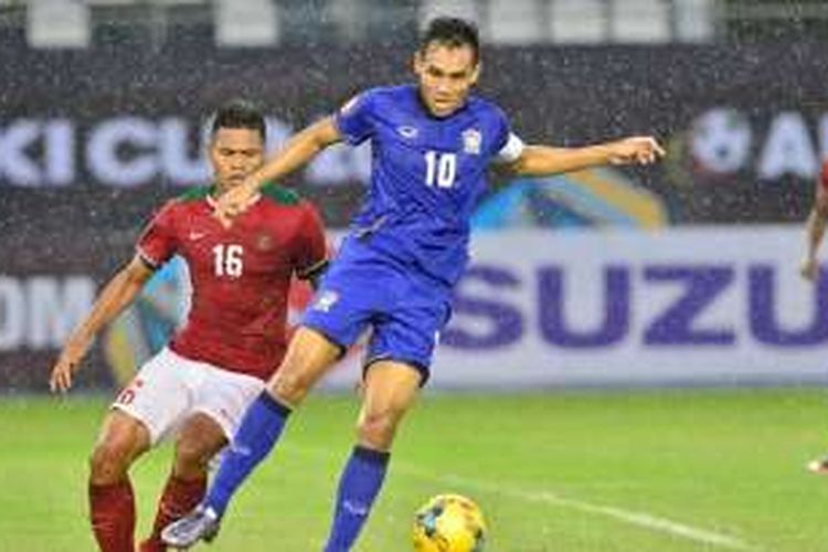 Pemain Thailand, Teerasil Dangda, mendapatkan penjagaan dari pemain Indonesia, Fachruddin, dalam laga Grup A Piala AFF 2016 di Philippine Stadium, Bocaue, Sabtu (19/11/2016).