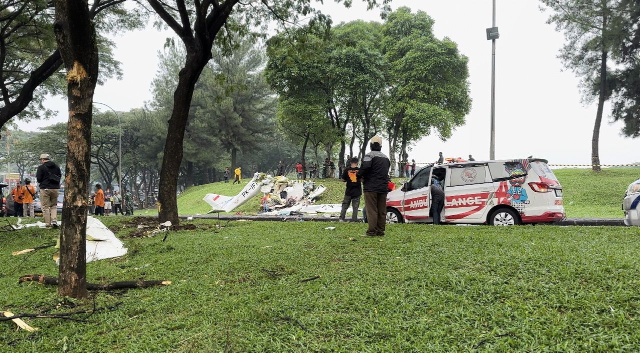 Jenazah Korban Kecelakaan Pesawat Latih di BSD Dievakuasi ke RS Polri 