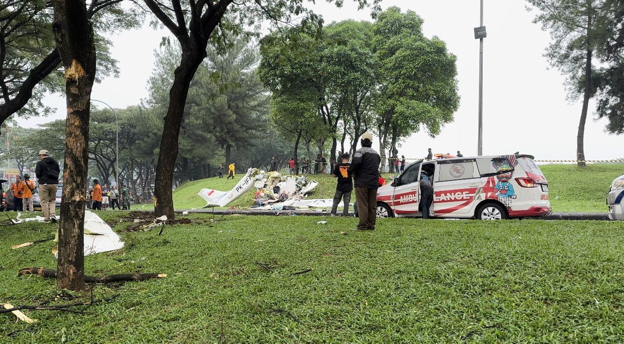 Awak Pesawat yang Jatuh di BSD Sulit Dievakuasi, Basarnas: Butuh Hati-hati