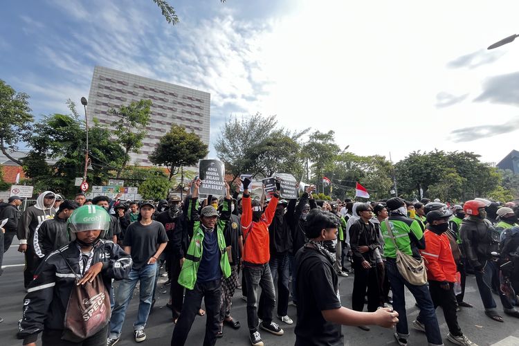 Suasana massa aksi solidaritas ojol Affan Kurniawan bersikap anarkis memaparkan batu hingga rusak pagar Gedung Grahadi, Surabaya, Jumat (29/8/2025).