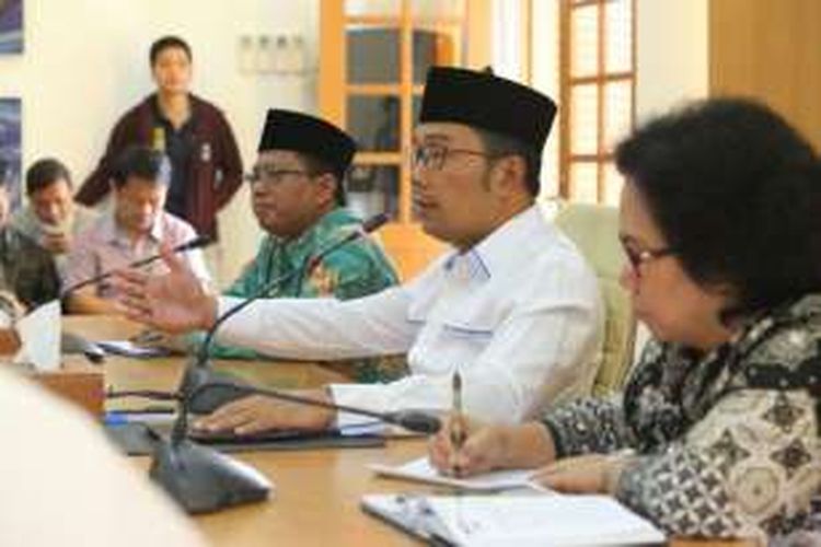 Wali Kota Bandung Ridwan Kamil saat memimpin rapat bersama Forum Kerukunan Umat Beragama terkait adanya kabar pemerasan yang dilakukan oleh ormas kepada gereja di Bandung, Kamis (9/6/2016)