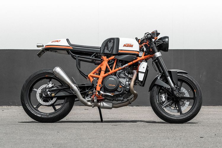 Motor custom KTM Duke 690 bergaya cafe racer