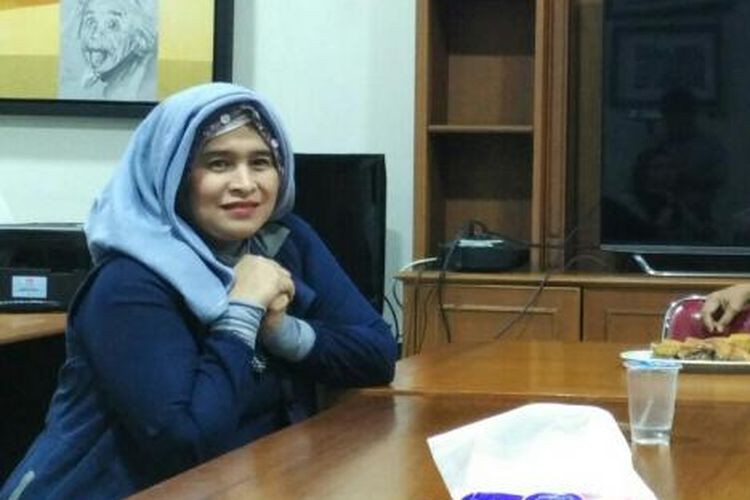 Ketua Jaklovers, komunitas pendukung Wali Kota Surabaya Tri Rismaharini untuk menjadi calon gubernur DKI, Neno Warisman, mengunjungi rumah Mantan Menko Bidang Kemaritiman Rizal Ramli di Tebet, Jakarta Selatan, Senin (22/8/2016).