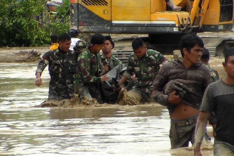 Tim Gabungan Basarnas Tni dan Polri serta Relawan membawa jenazah korban banjir di Radda, Luwu Utara, Sulawesi Selatan pada Rabu (15/07/2020) sore kemarin.