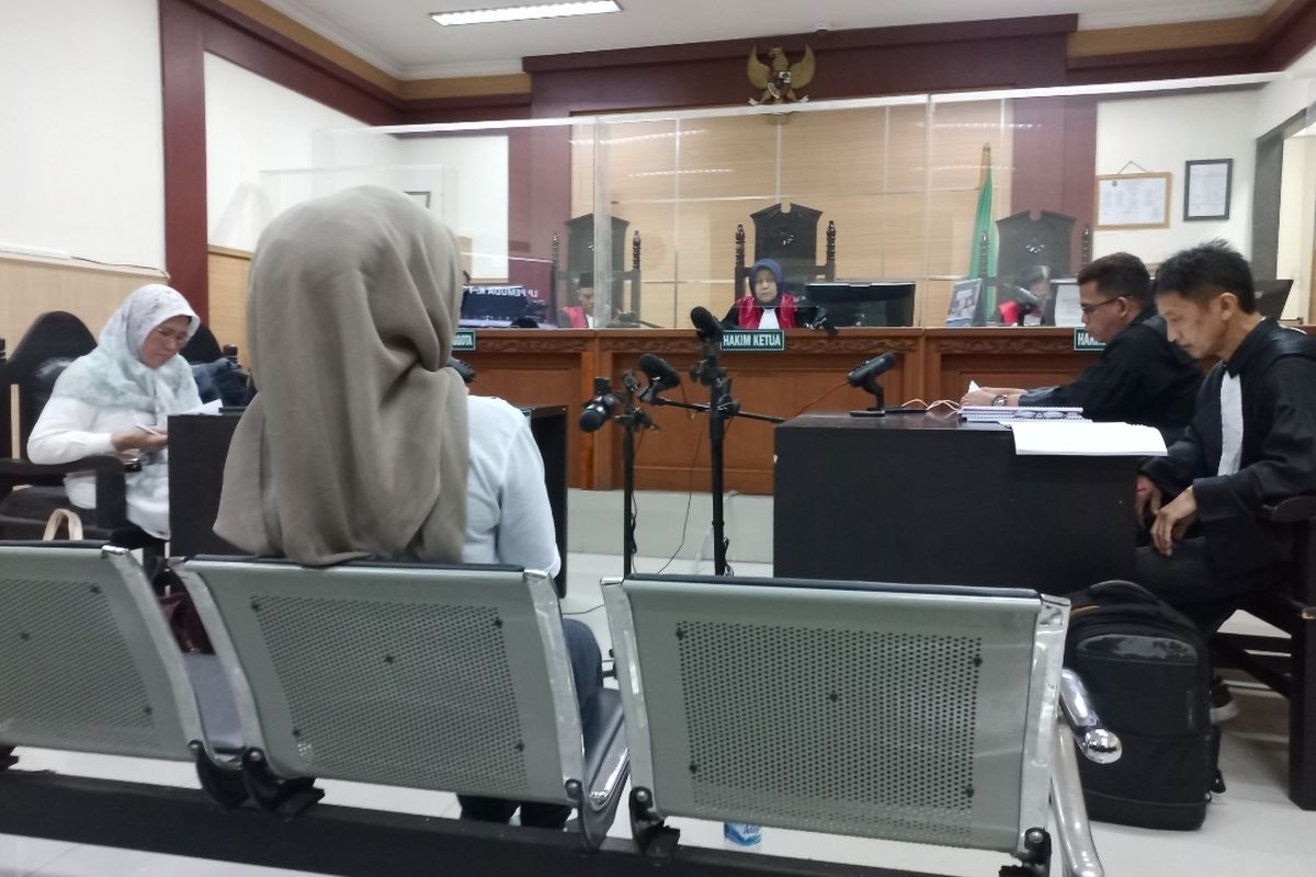 Terdakwa kasus penipuan preorder iPhone Rihani menjalani sidang pembacaan nota pembelaan atau pleidoi di Pengadilan Negeri Kota Tangerang, Senin (27/11/2023).