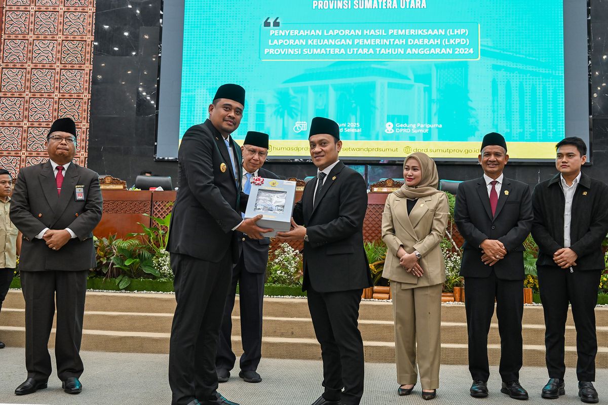 Gubernur Sumatera Utara (Sumut) Muhammad Bobby Nasution menerima Laporan Hasil Pemeriksaan (LHP) Laporan Keuangan Pemerintah Daerah (LKPD) Provinsi Sumatera Utara Tahun Anggaran 2024 dengan predikat Opini Wajar Tanpa Pengecualian (WTP), dari Badan Pemeriksa Keuangan (BPK) Republik Indonsesia di Ruang Sidang Paripurna DPRD Sumut Jalan Imam Bonjol Nomor 5 Medan, Kamis (12/6/2025).