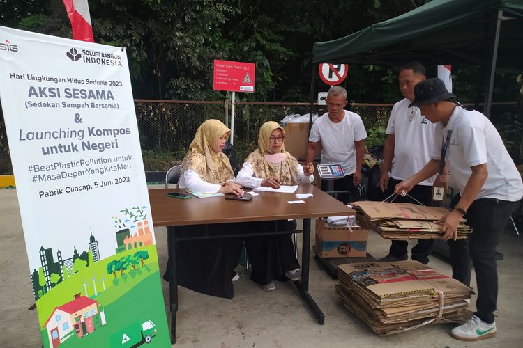 Penimbangan sampah oleh karyawan dan bank sampah dalam Aksi Sedekah Sampah Bersama (SESAMA) yang diadakan oleh PT Solusi Bangun Indonesia Tbk, Senin, 5 Juni 2023.  