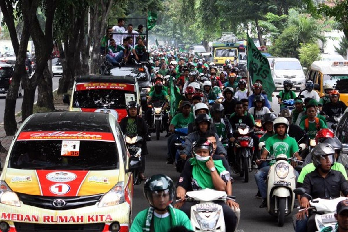 Tiga kelompok suporter PSMS Medan saat menggelar konvoi juara Piala Kemerdekaan 2015 di jalan protokol Kota Medan