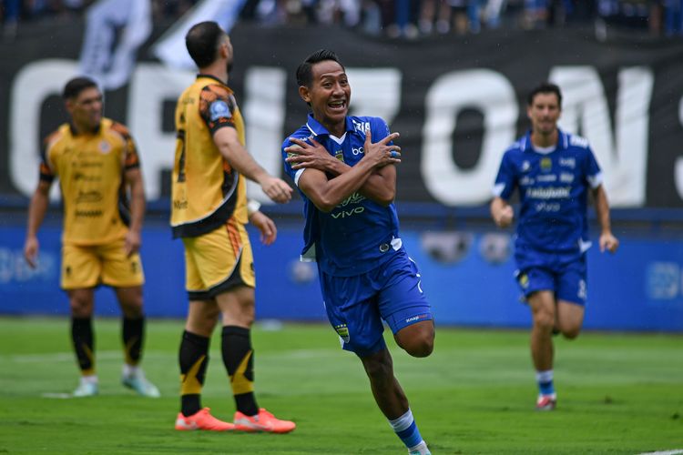 Gelandang serang Persib Bandung, Beckham Putra, merayakan gol pembuka pada laga Persib Bandung vs Persija Jakarta yang menjadi bagian pertandingan pekan ke-17 Super League 2025-2026 di Stadion Gelora Bandung Lautan Api pada Minggu (11/1/2026). 