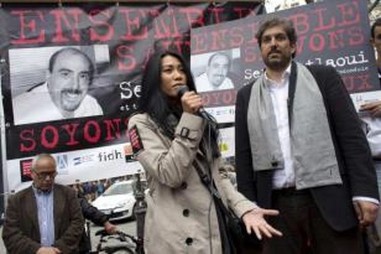 Penyanyi Perancis kelahiran Indonesia, Anggun Cipta Sasmi (tengah), berbicara ditemani Raphael Chenuil-Hazan (kanan), direktur asosiasi Perancis 'Bersama Melawan Hukuman Mati' pada 25 April 2015 di Paris, dalam aksi menentang hukuman mati dan mendukung terpidana mati Serge Atlaoui.
