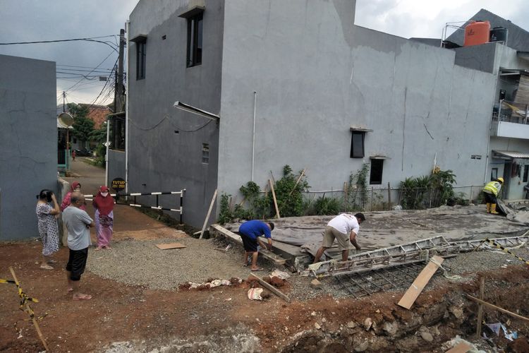 Jalan Swadaya Ujung, Kelurahan Tanah Baru yang menghubungkan Jalan Tanah baru yang diprotes warga setempat lantaran tidak sesuai dengan fungsi dan kapasitasnya seperti semula. Rabu (26/1/2022). (KOMPAS.com/M Chaerul Halim) 