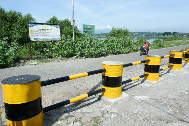 Pemerintah Kota Lhokseumawe resmi menutup obyek wisata Waduk Kota Lhokseumawe dengan besi permanen di Desa Pusong, Kecamatan Banda Sakti, Lhokseumawe, Sabtu (20/6/2020).