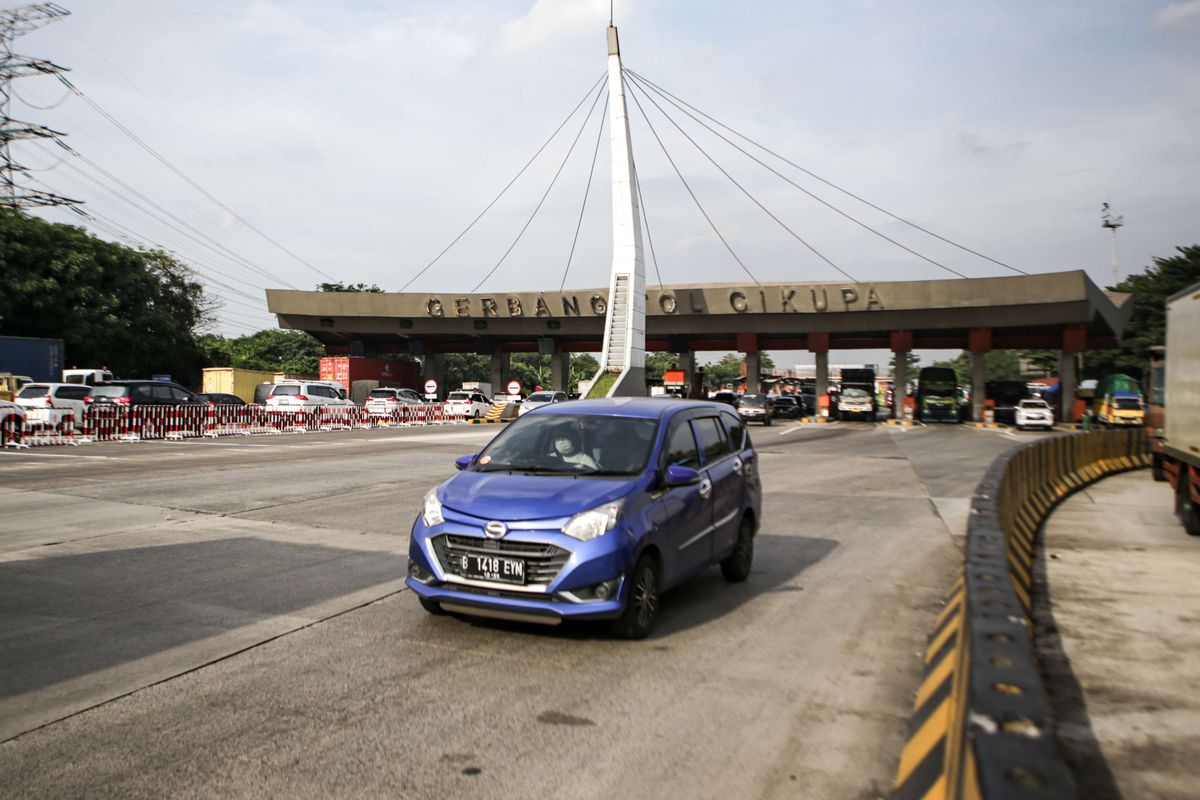 Sejumlah kendaraan melintas di ruas Tol Tangerang-Merak, Kabupaten Tangerang, Banten, Selasa (26/4/2022). Astra Tol memprediksi puncak arus mudik lebaran Idul Fitri 1443 H di Tol Tangerang-Merak terjadi pada Jumat (29/4) dengan perkiraan volume kendaraan mencapai 184.290 unit atau naik 17,8 persen.