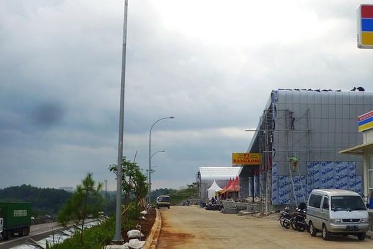 Pekerjaan di Rest Area Tol KM 22 Semarang-Bawen terus dikebut. Pada masa mudik lebaran tahun 2016 ini berbagai fasilitas seperti 24 toilet, 24 urinoir, masjid, foodcourt, restoran, play ground, dan lahan parkir yang sangat representatif dapat digunakan oleh masyarakat pengguna jalan tol yang melintas. Gambar diambil, Senin (27/6/2016) siang. 