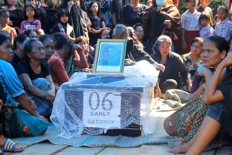 Jenazah Carly saat berada di rumah duka di Dusun Tambunan, Lembang Tallung Penanian, Kecamatan Sanggalangi, Kabupaten Toraja Utara, Sulawesi Selatan, Sabtu (8/12/2018).
