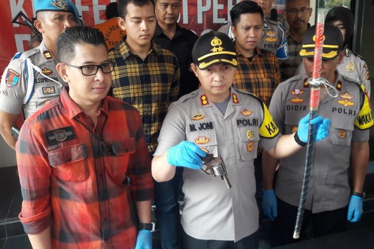 Kapolres Bogor AKBP Muhammad Joni menunjukkan barang bukti senjata tajam dan samurai yang dijadikan alat untuk melakukan tindak pencurian dengan kekerasan, di Mapolres Bogor, Cibinong, Selasa (15/10/2019).