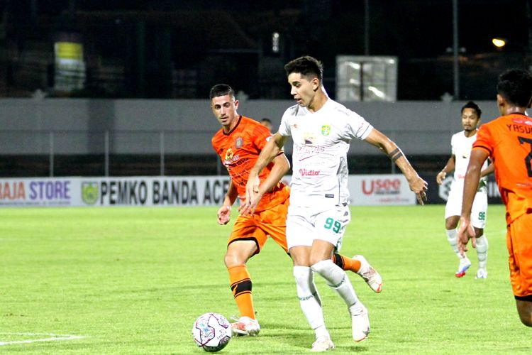Aksi Bruno Moreira saat membela Persebaya melawan Persiraja dalam lanjutan pekan ke-26 Liga 1, kompetisi teratas Liga Indonesia 2021-2022.